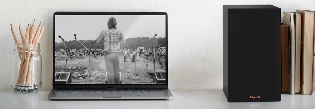 Arbeitszimmer mit Nahfeld-Lautsprechern