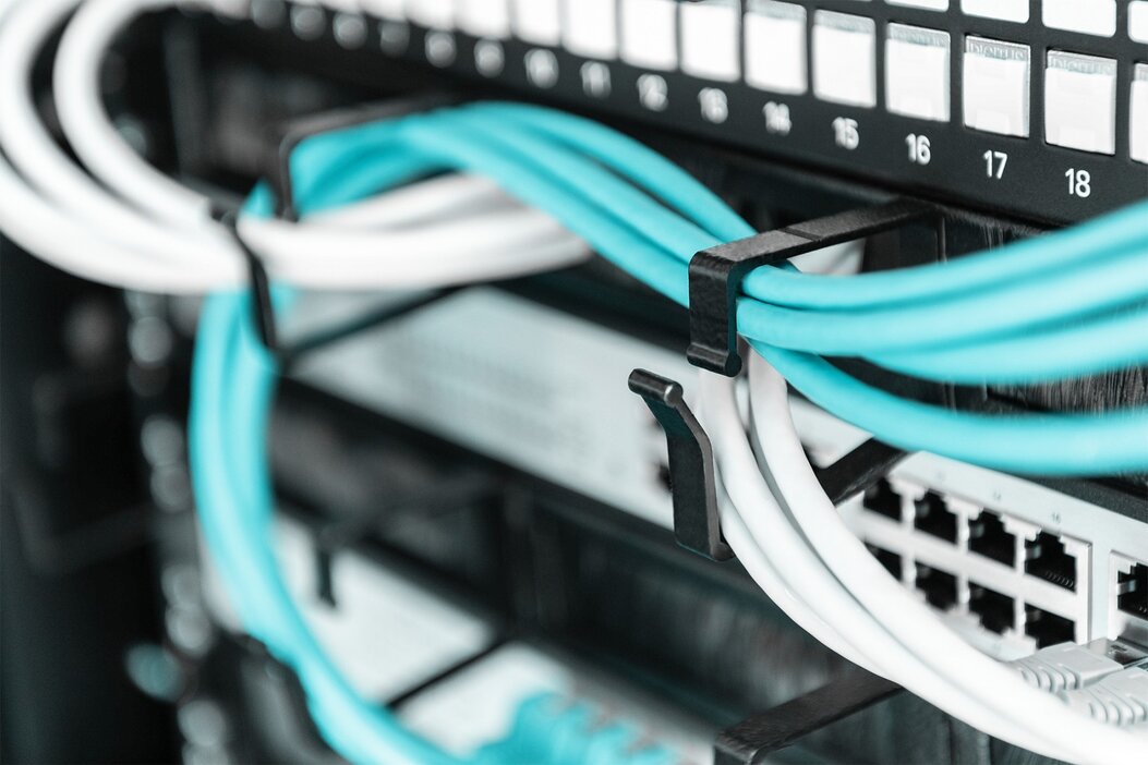 Sauber gebündelte und beschriftete Kabel