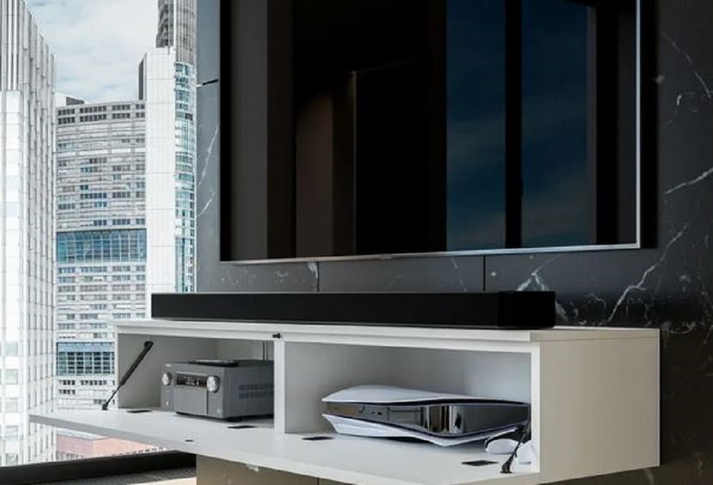 Modernisiertes Wohnzimmer mit Stereoanlage