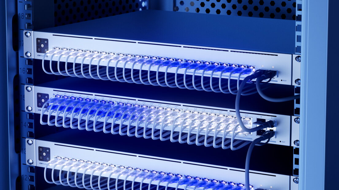 Techniker installiert Audio- und Netzwerkkabel